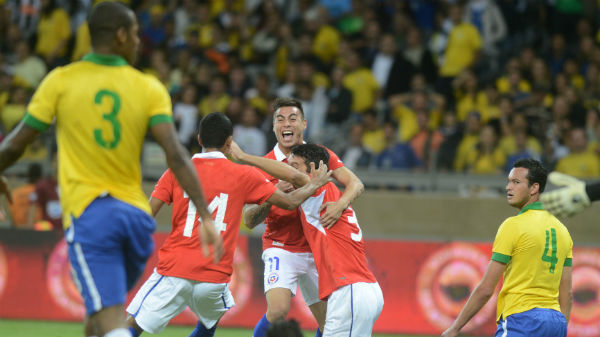 Ded&eacute; e R&eacute;ver assistem a comemora&ccedil;&atilde;o chilena (Cr&eacute;dito: AP Photo/Eugenio Savio)