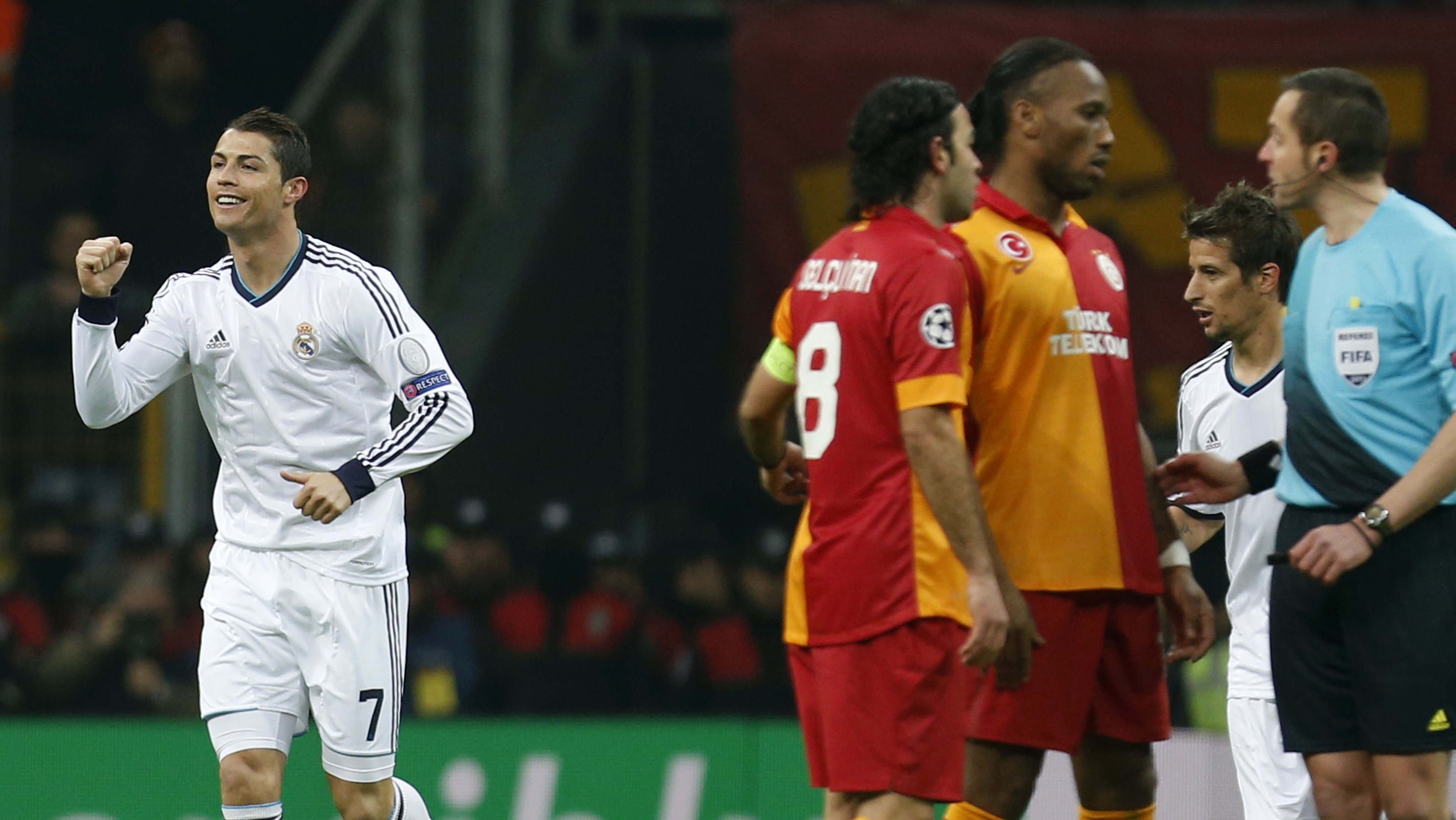 Suando frio: Real sofre contra Galatasaray, mas avan&ccedil;a