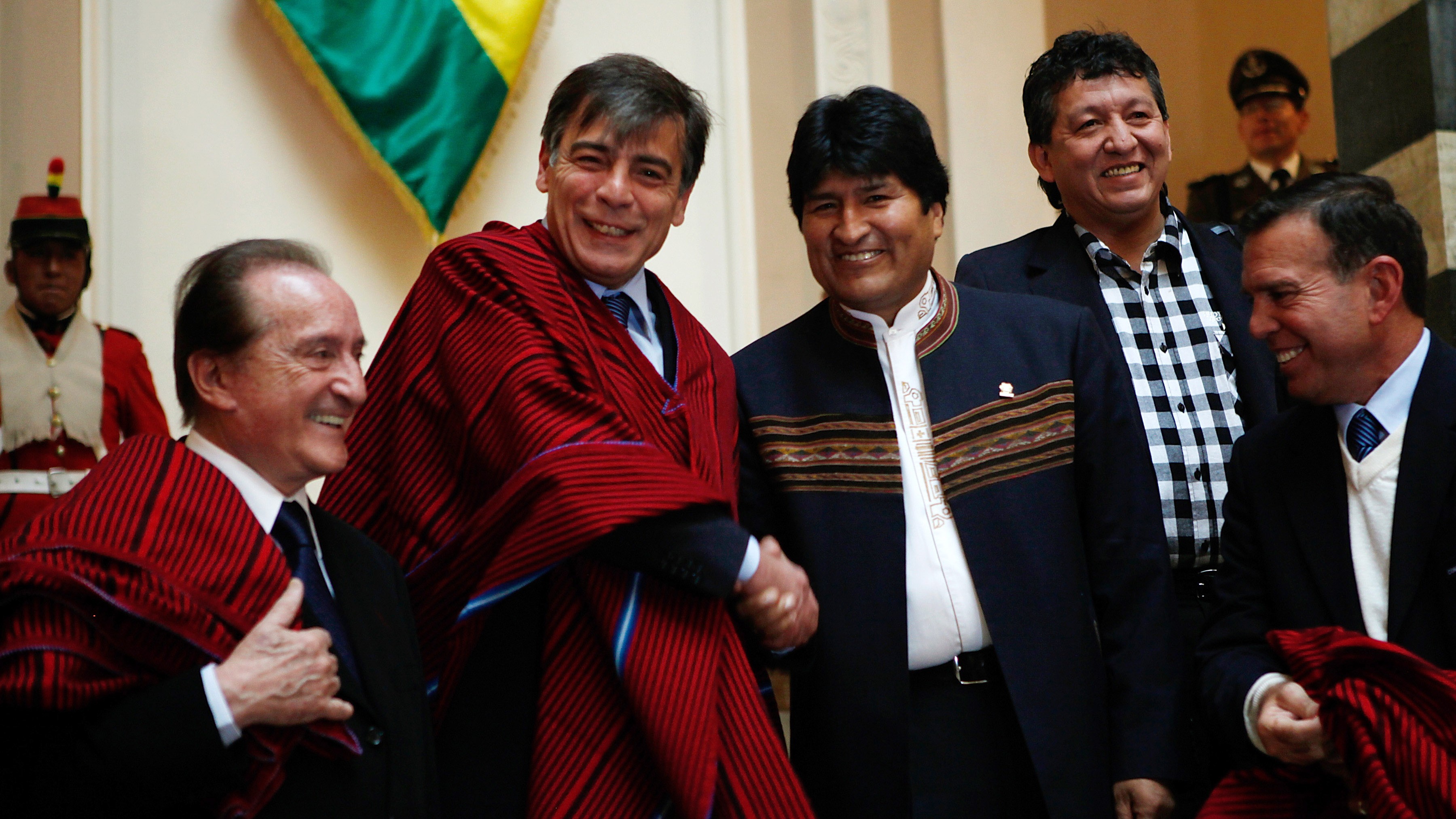 Eugenio Figueredo (primeiro &agrave; esquerda) com dirigentes sul-americanos e Evo Morales no centro (AP Photo/Juan Karita)