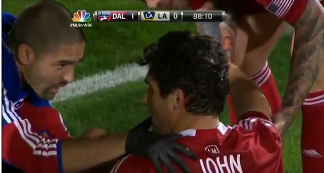 Zagueiro marca um gol e leva garrafada na MLS