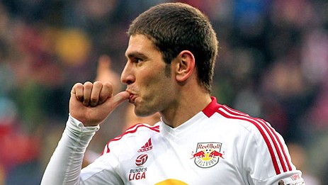 Soriano sai correndo da maternidade, entra no segundo tempo e marca tr&ecirc;s gols pelo Red Bull Salzburg pela Liga austr&iacute;aca