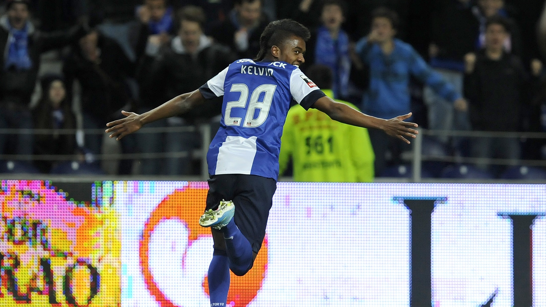 Brasileiro Kelvin mant&eacute;m Porto na briga com o Benfica