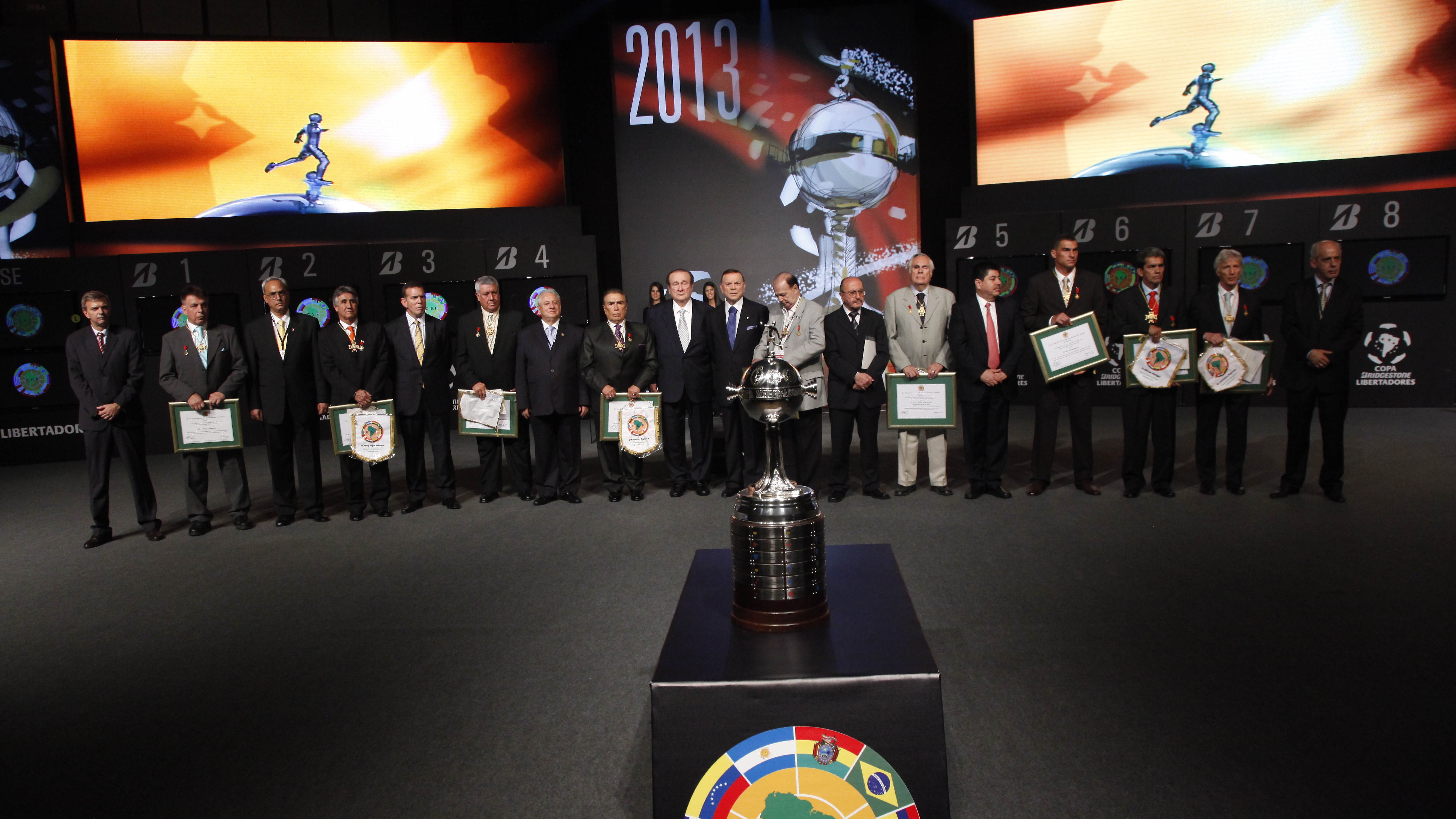 A desejada ta&ccedil;a da Copa Libertadores (AP Photo/Cesar Olmedo)
