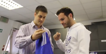 Juan Mata vira carteiro por um dia em ação publicitária