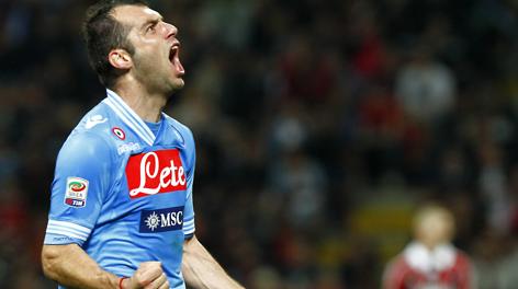 Nem no retrovisor: Napoli empata e mant&eacute;m Milan longe