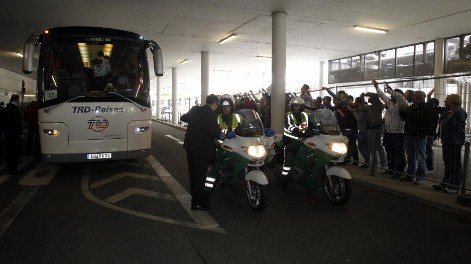 Torcida do Real Madrid protestou no aeroporto. L&aacute;, como c&aacute;, a cobran&ccedil;a &eacute; forte