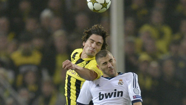 Hummels e Benzema disputam bola na partida entre Dortmund e Real Madrid na fase de grupos da Liga dos Campe&otilde;es (Cr&eacute;dito: AP Photo/Martin Meissner)