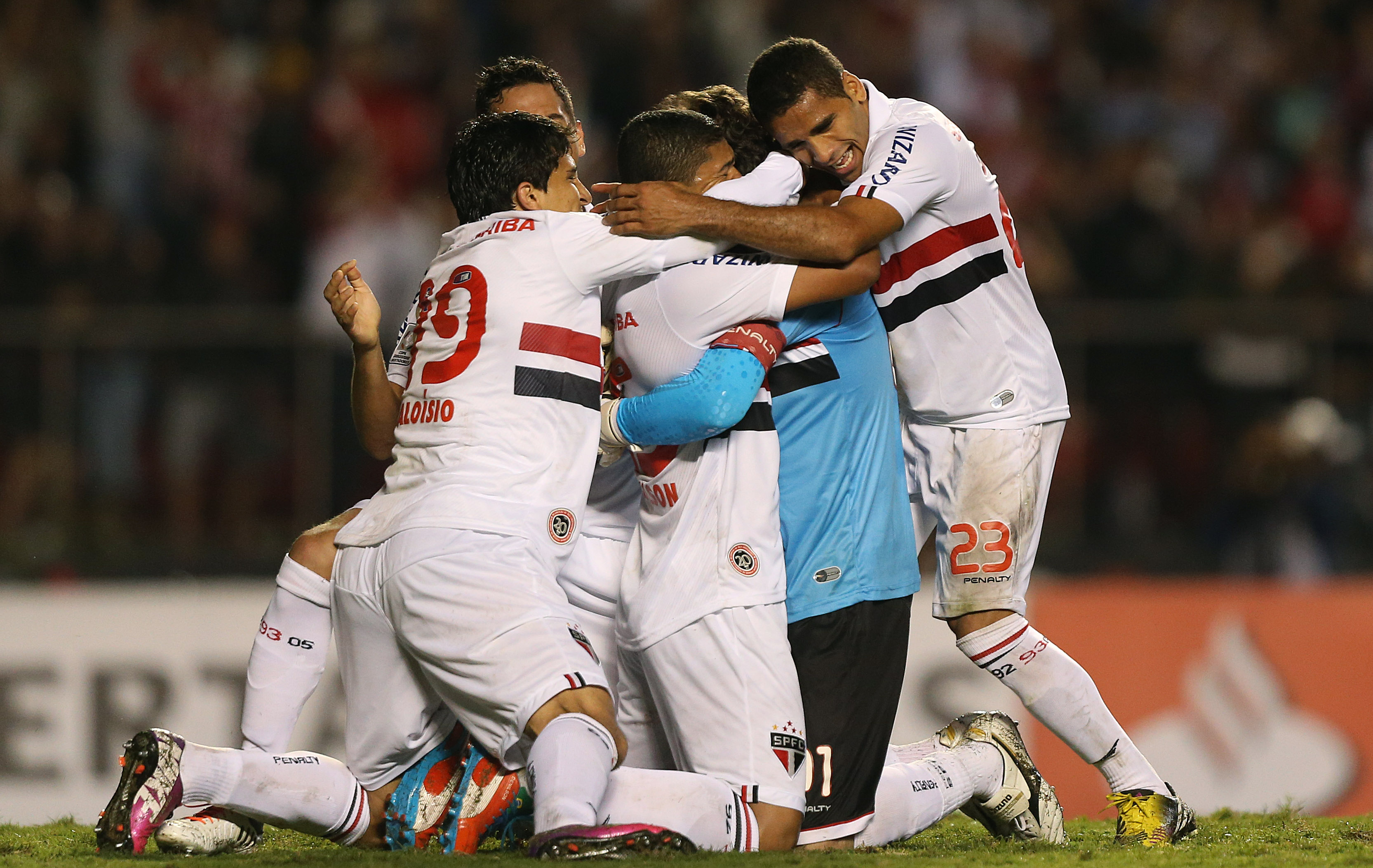 S&atilde;o Paulo comemora o gol de Rog&eacute;rio Ceni (AP Photo/Andre Penner)