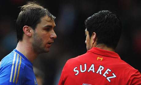 Punição de três jogos a Suárez não inibe reincidência