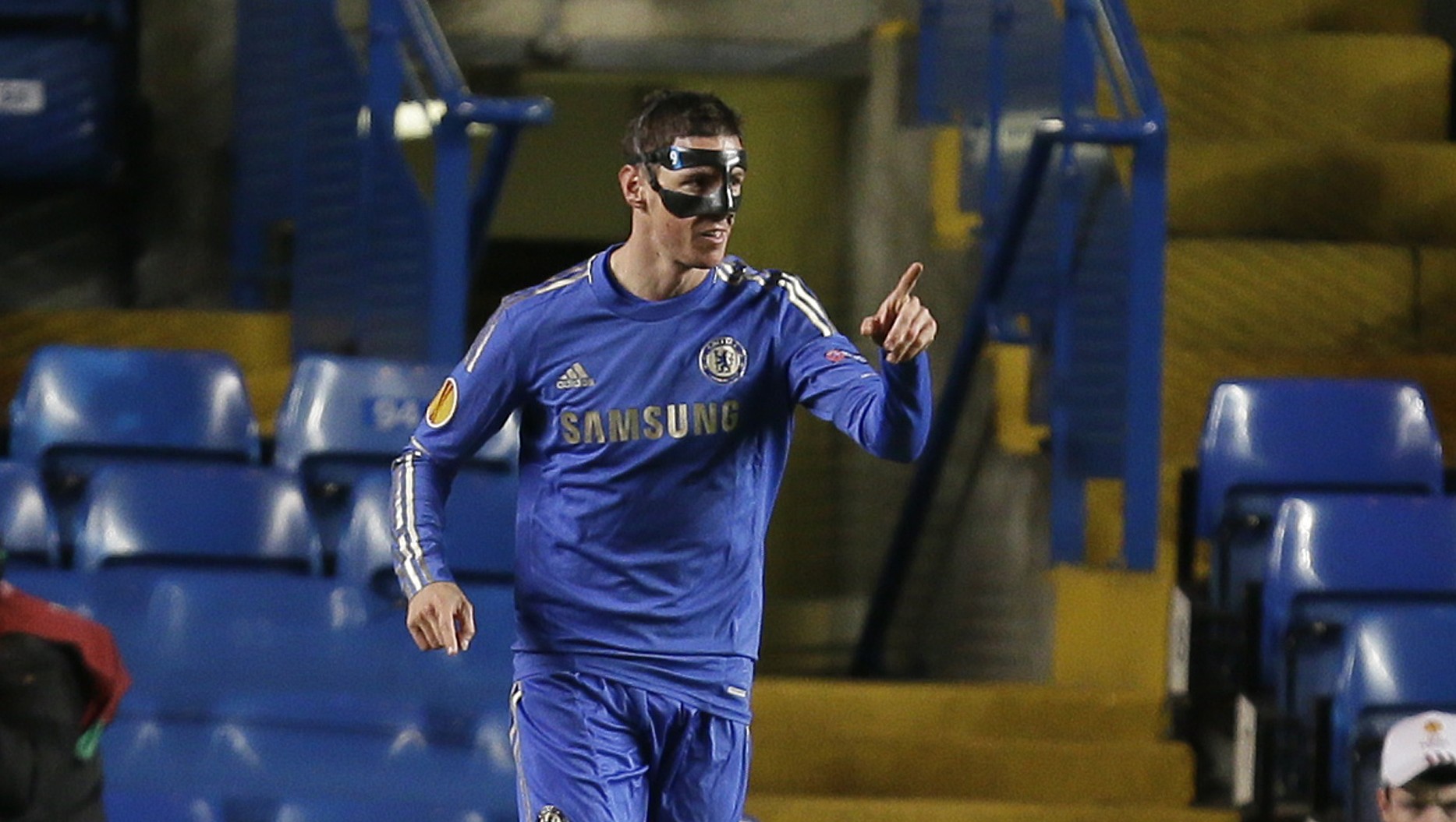 Matador mascarado: Torres faz dois e vira artilheiro do Chelsea