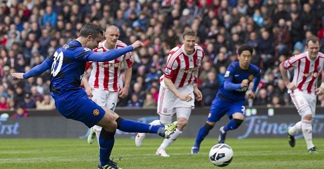 Van Persie acaba com jejum e United fica perto do t&iacute;tulo