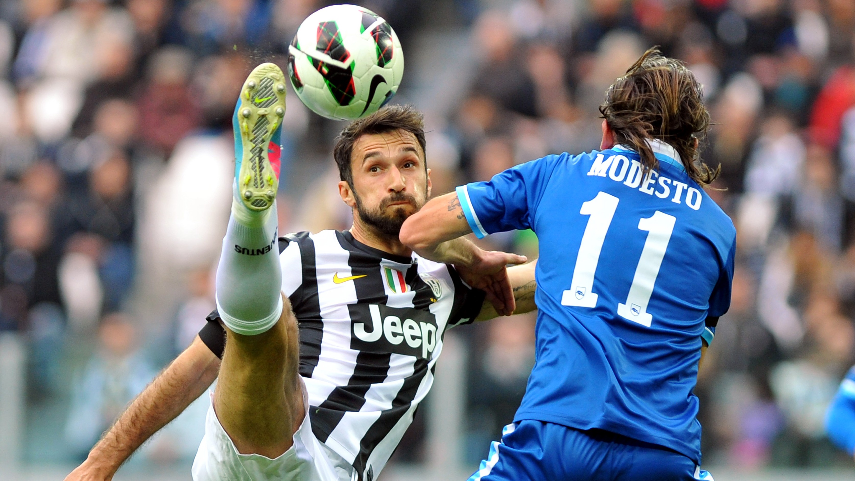 À vontade, Juve bate Pescara com direito a strip tease