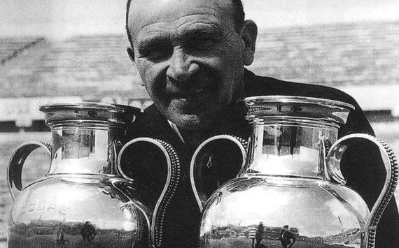 Guttmann posa com as &uacute;ltimas duas ta&ccedil;as europeias do Benfica, na d&eacute;cada de 1960
