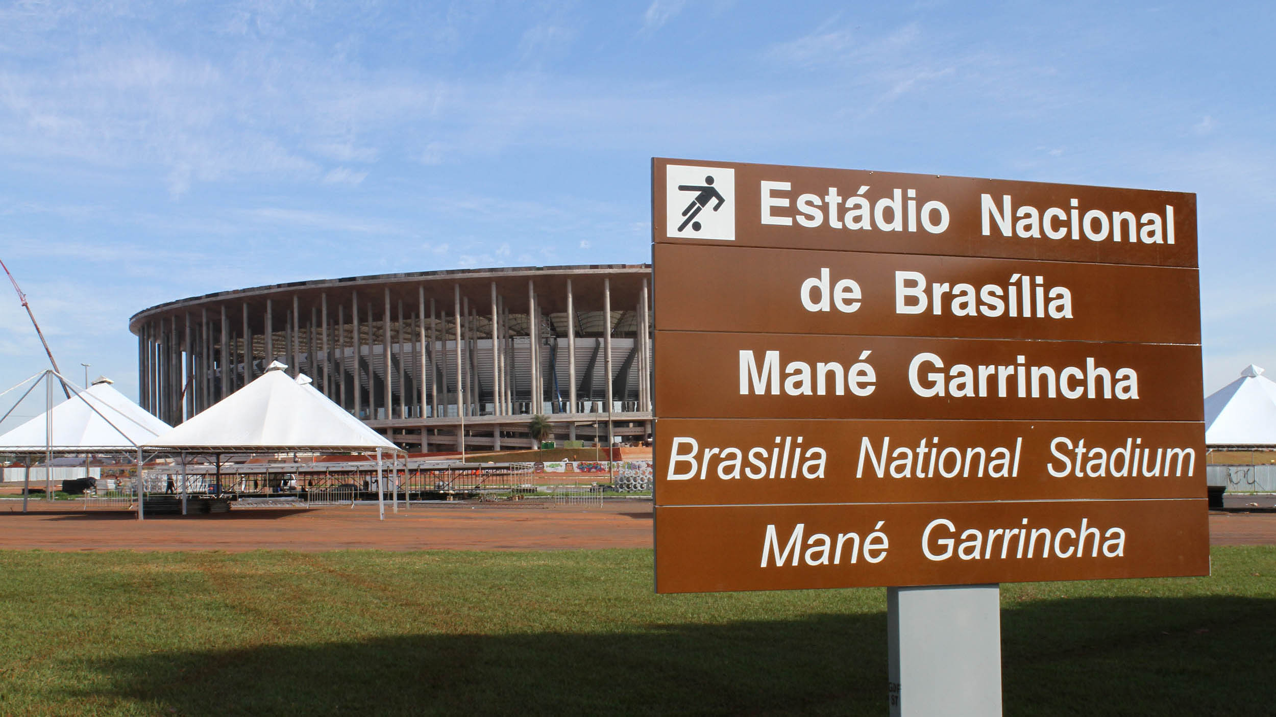 Placa mostra o nome do est&aacute;dio de Bras&iacute;lia com Man&eacute; Garrincha (Foto: Andr&eacute; Borges/Governo do Distrito Federal)