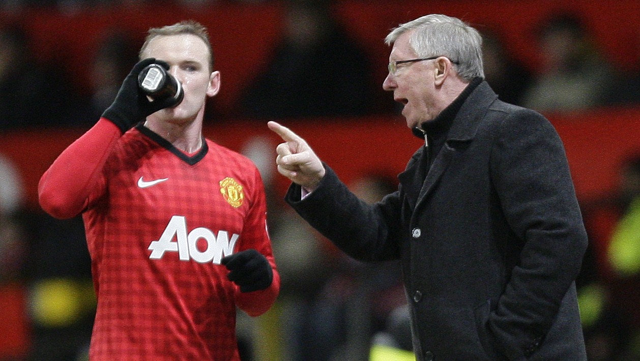 Rooney com o t&eacute;cnico Alex Ferguson (Foto: AP)