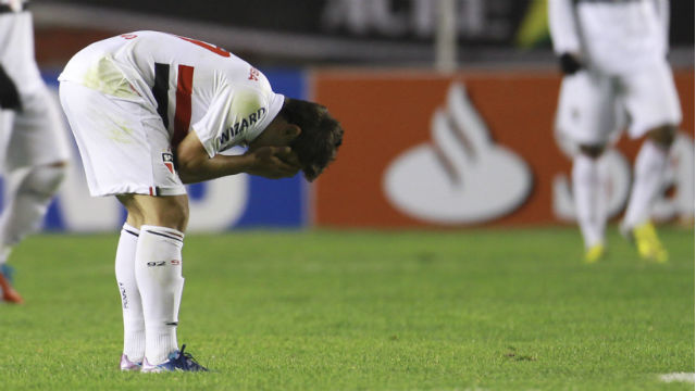 O S&atilde;o Paulo jogou quatro vezes em oito dias. Cansa, n&eacute;, Osvaldo? (Cr&eacute;dito: AP Photo/Juan Karita)