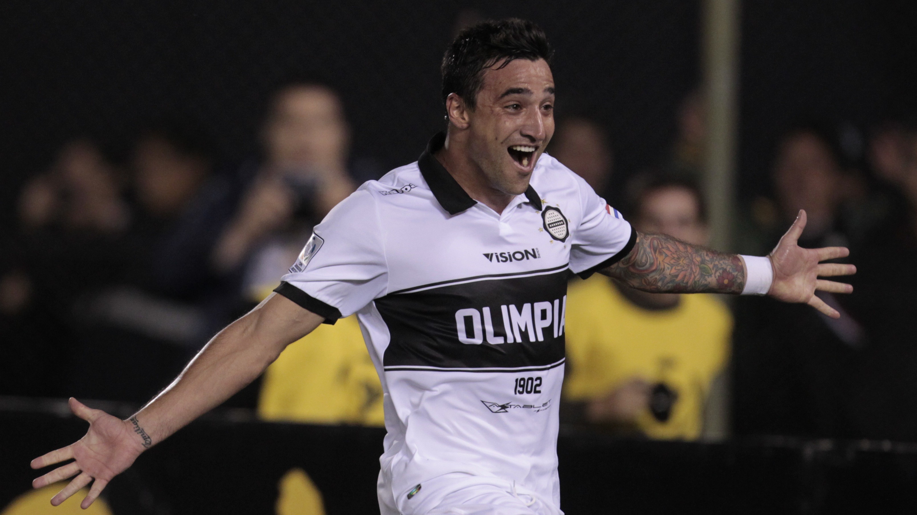 Juan Salgueiro fez os dois gols do Olimpia. El decano segue na Copa e &eacute; o &uacute;nico nas semifinais que j&aacute; levantou a ta&ccedil;a (AP Photo/Jorge Saenz)