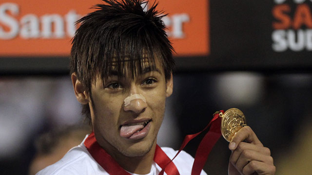 Neymar comemora o t&iacute;tulo da Recopa Sul-Americana de 2012 (Cr&eacute;dito: AP Photo/Andre Penner)