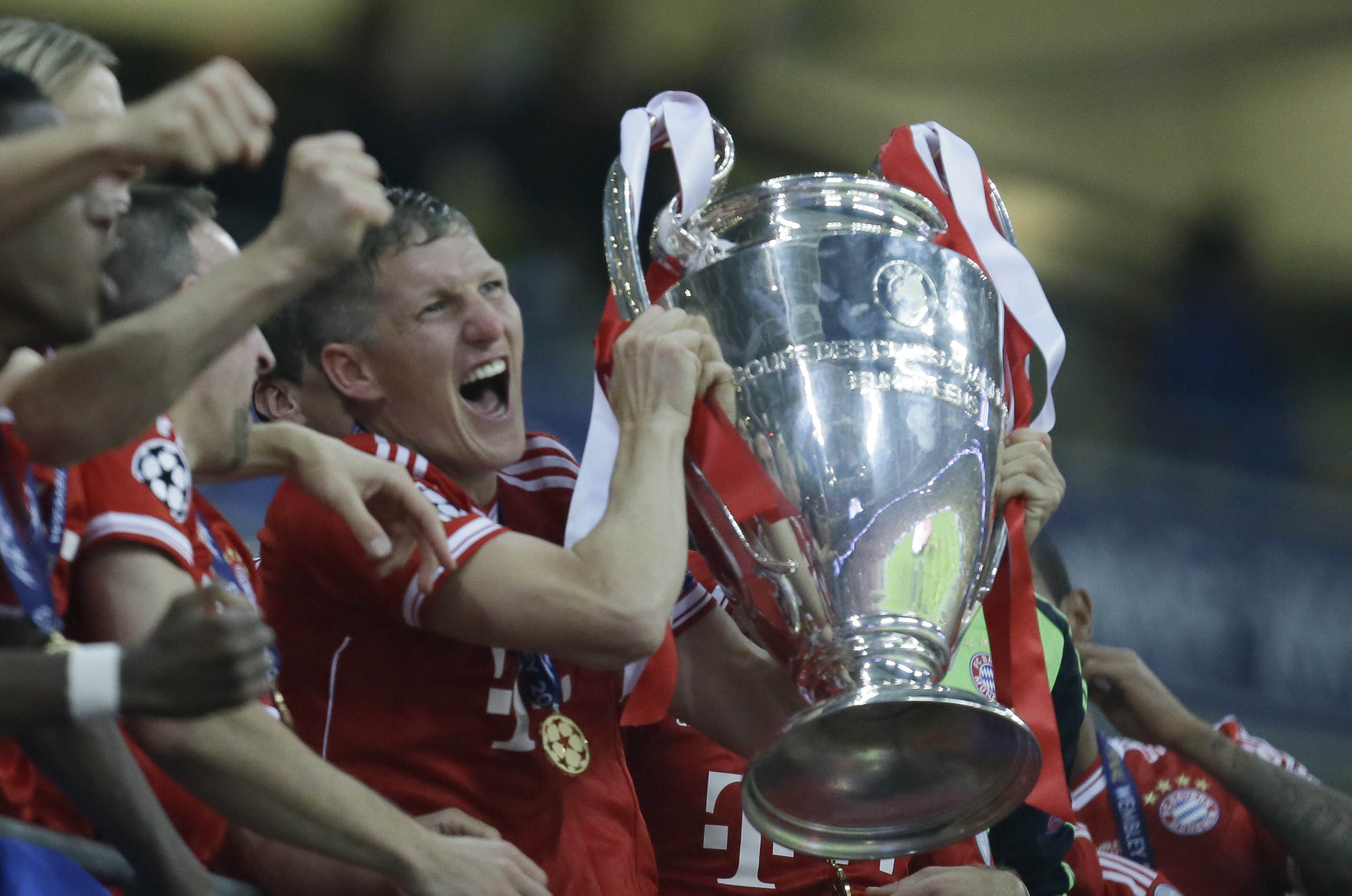 Schweinsteiger levanta a ta&ccedil;a da Liga dos Campe&otilde;es (AP Photo/Alastair Grant)