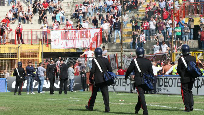 Goleada sofrida, invas&atilde;o de campo e o desespero do Vicenza