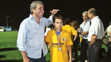 Filho de Hagi mostra que talento com a bola vem no DNA