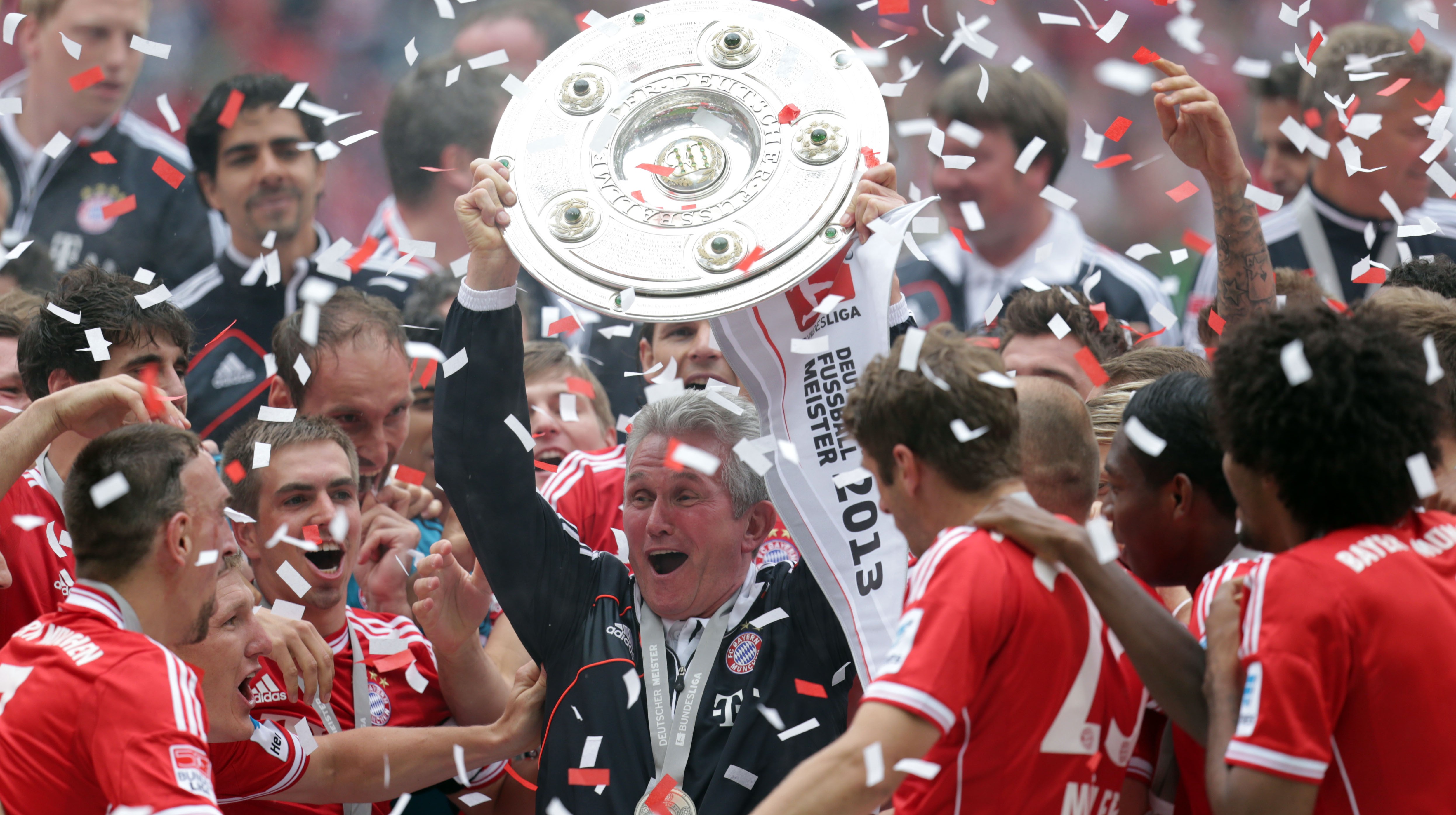 Jupp Heyckes levanta a Salva de Prata (AP Photo/Matthias Schrader)