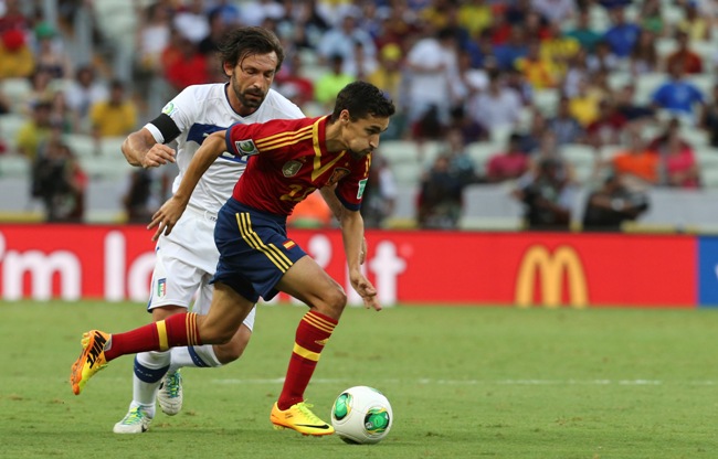 Marcado por Pirlo, Navas mudou o jogo para a Espanha (AP Photo/Eugene Hoshiko)