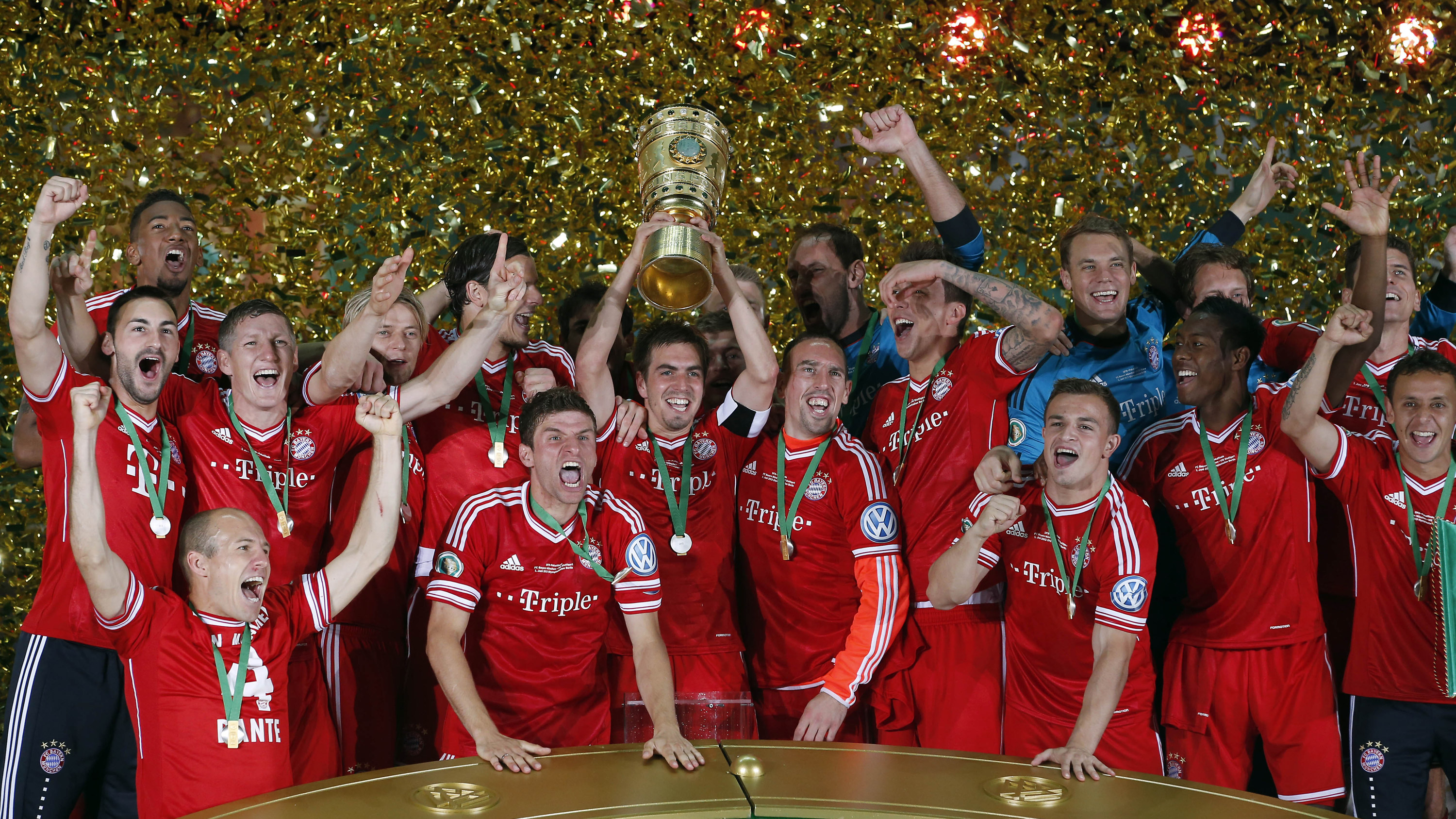 O capit&atilde;o Lahm levanta a ta&ccedil;a da Copa da Alemanha, completando a tr&iacute;plice coroa (AP Photo/Michael Sohn)