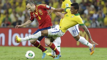 Volantes do Brasil passaram melhor que Xavi e Iniesta