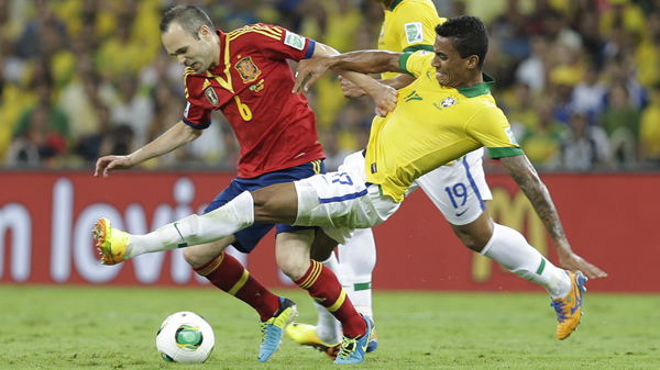 Volantes do Brasil passaram melhor que Xavi e Iniesta