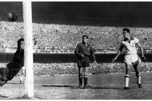 Ademir de Menezes observa a bola entrar contra a Espanha, na goleada de 1950