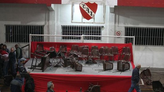 Barra do Independiente força fim de assembleia geral