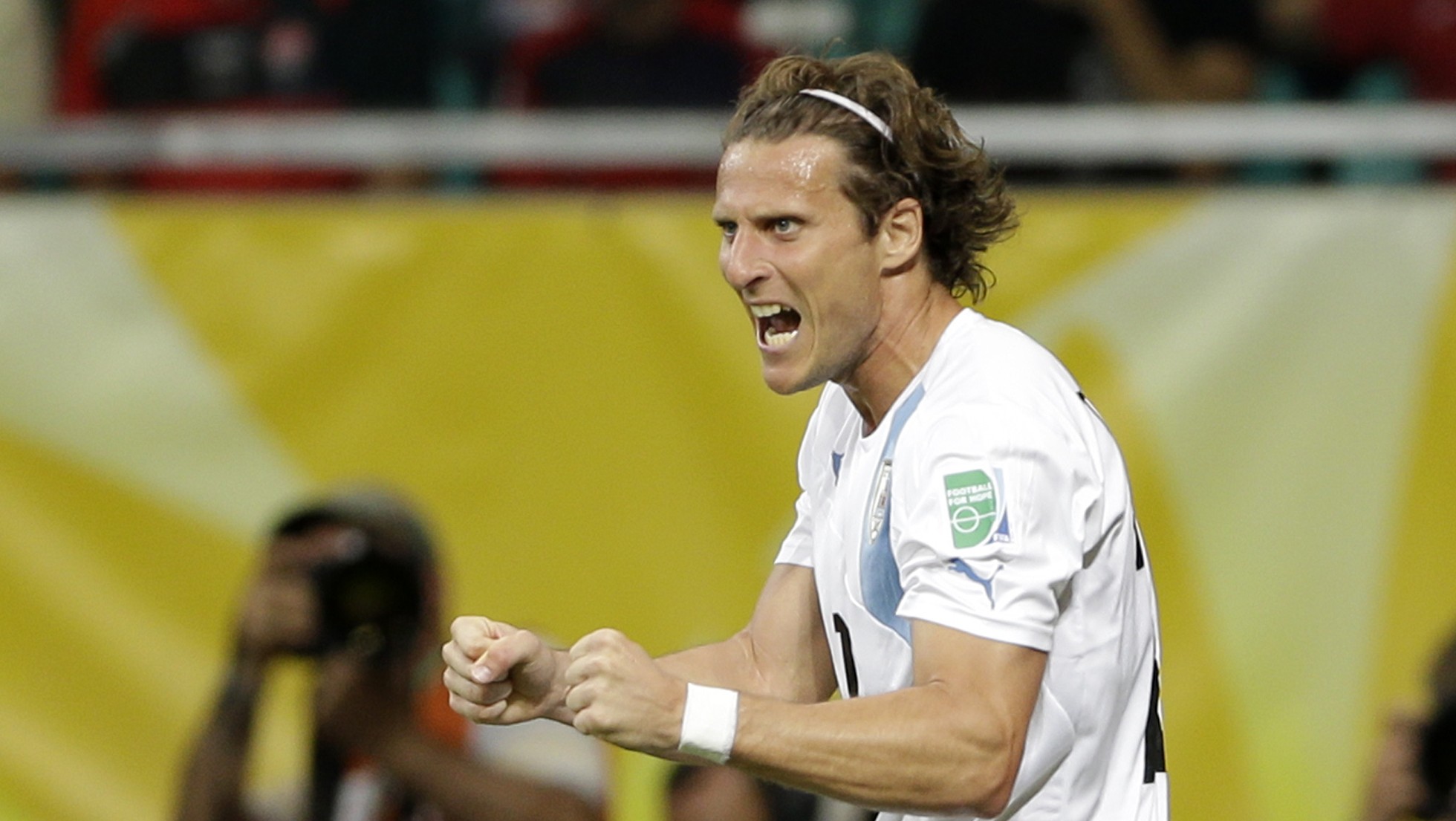 Forlán brilha e salva o Uruguai, que foi medroso demais