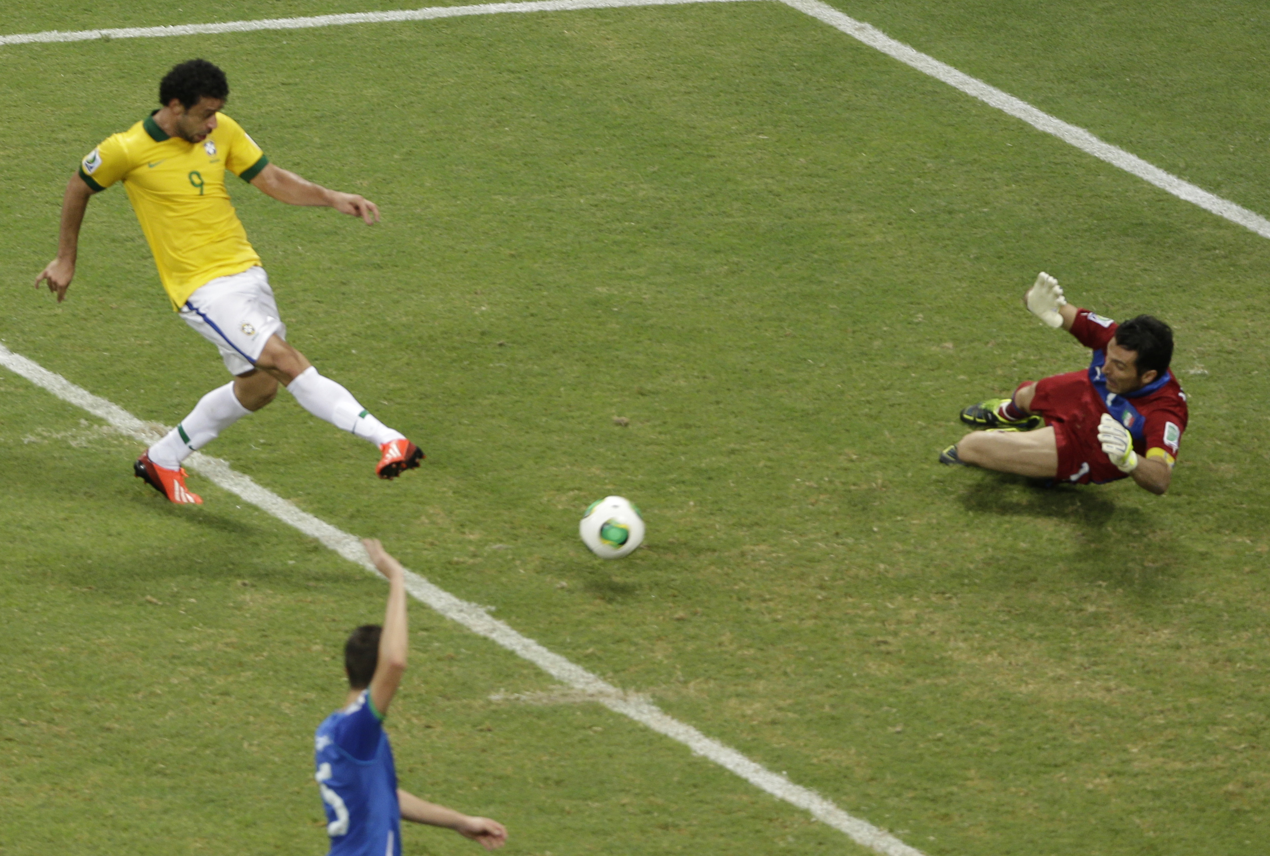 Fred aproveita que Buffon bateu roupa para mandar para as redes (AP Photo/Natacha Pisarenko)