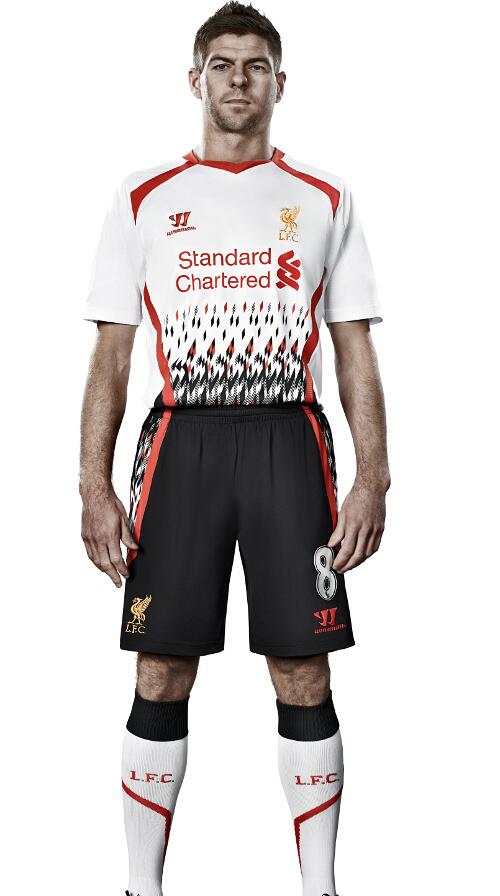 Gerrard lan&ccedil;amento uniforme Liverpool
