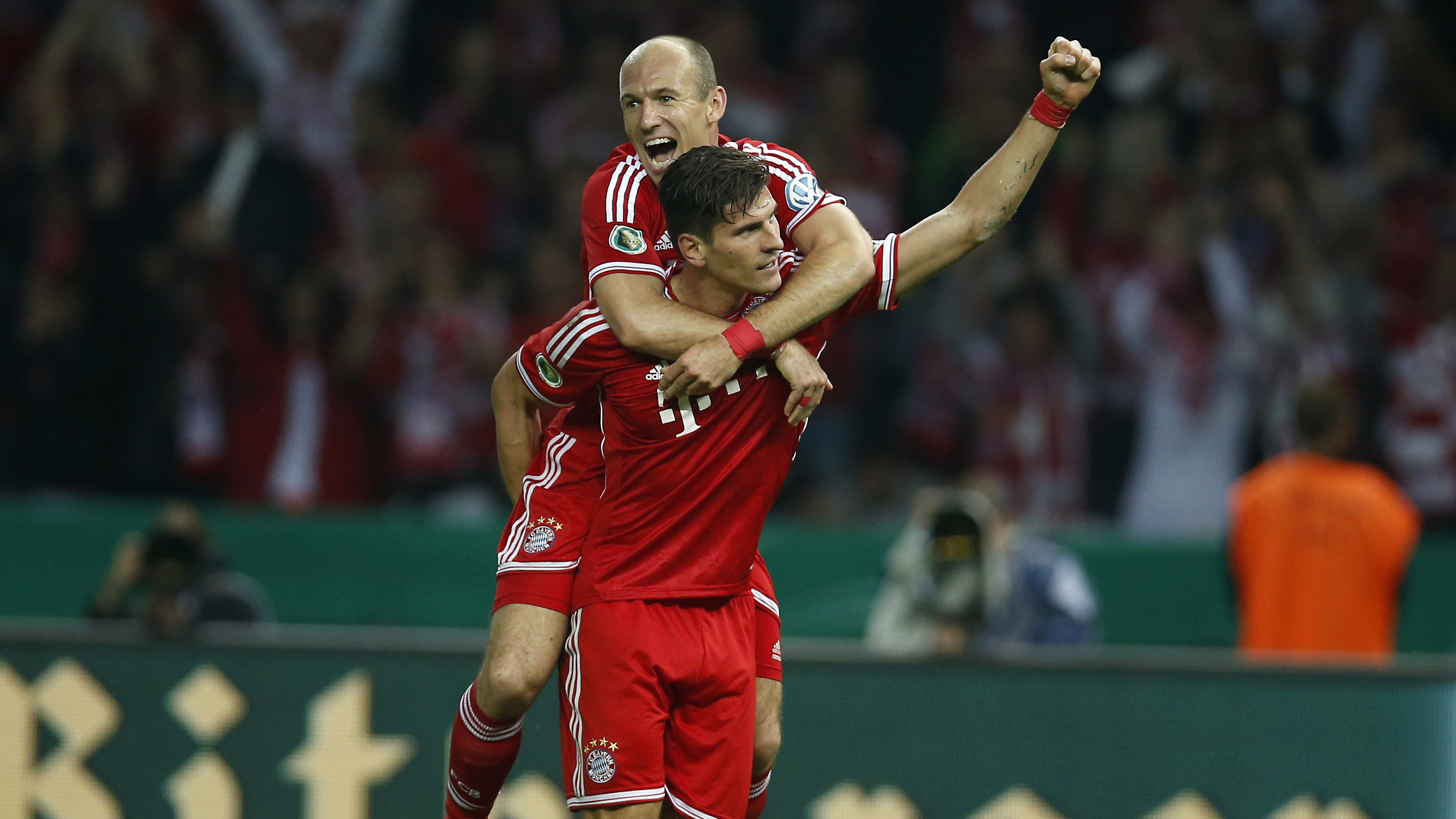 Bayern vai da tranquilidade ao sufoco, mas leva Tr&iacute;plice Coroa