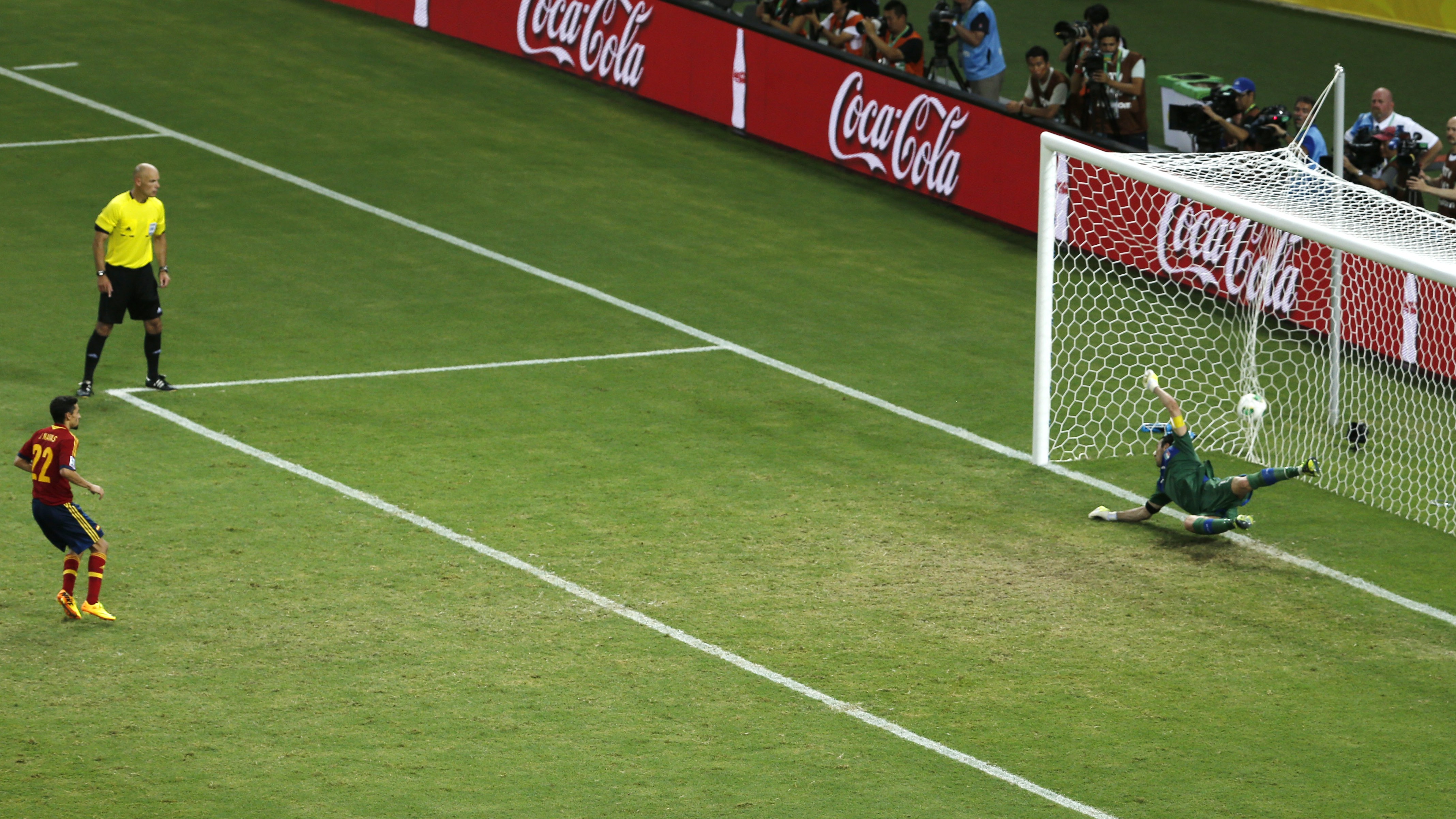 Jesus Navas cobrou o p&ecirc;nalti decisivo: a Espanha vai para a final da Copa das Confedera&ccedil;&otilde;es (AP Photo/Fernando Llano)