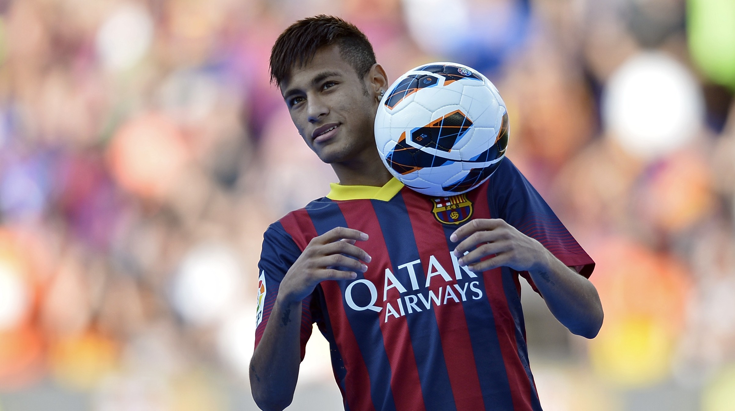 Neymar faz gra&ccedil;a com a bola em sua apresenta&ccedil;&atilde;o no Camp Nou (AP Photo/Manu Fernandez)
