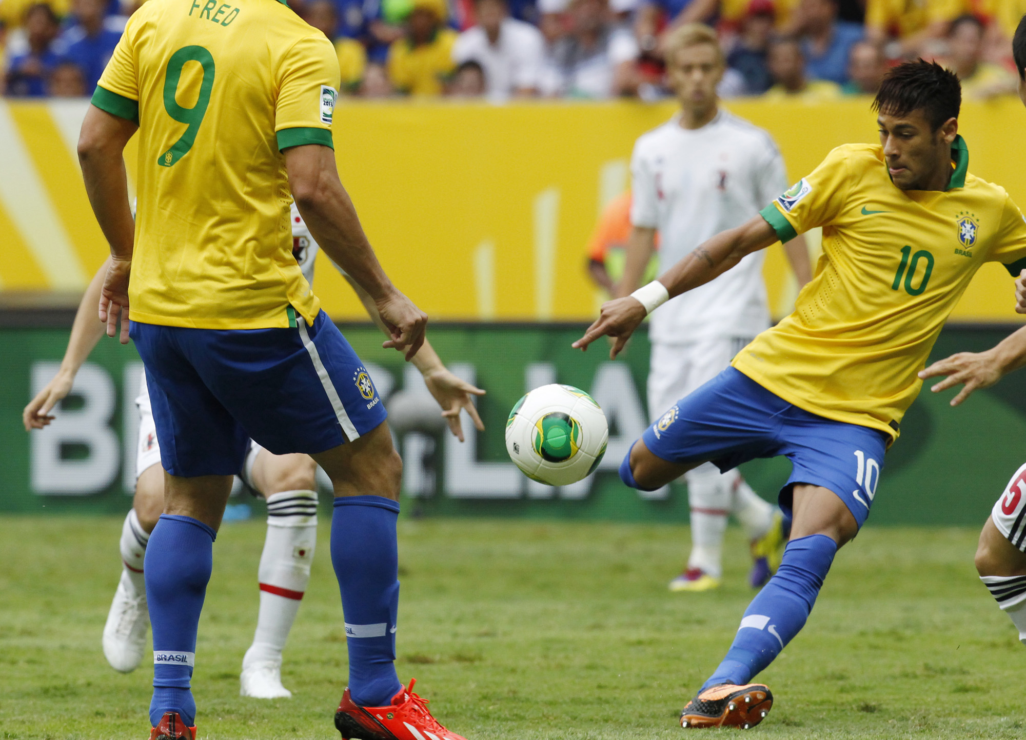 Neymar chuta para marcar um gola&ccedil;o (AP Photo/Eugene Hoshiko)