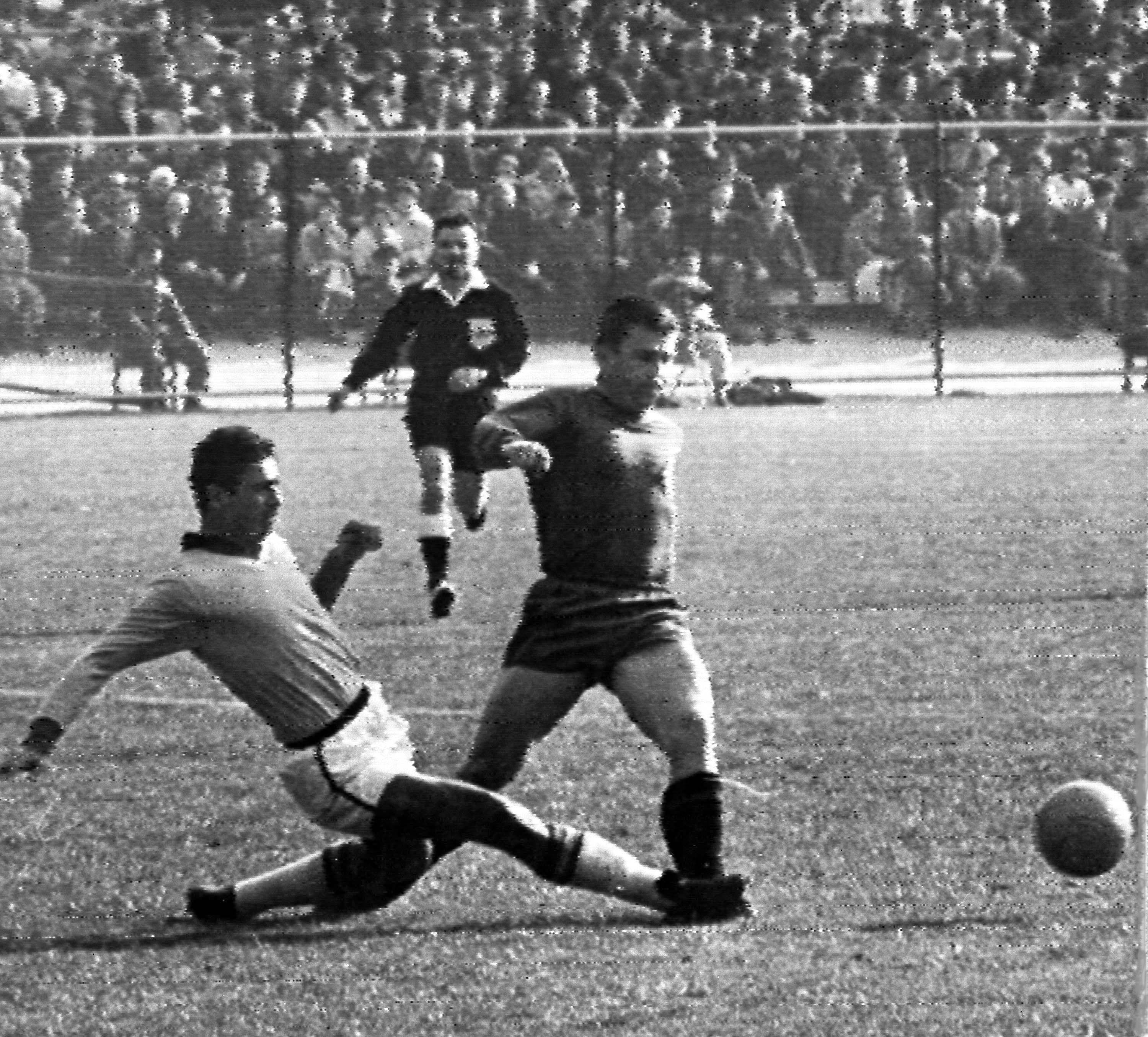 Nilton Santos d&aacute; um carrinho em Puskas, que na &eacute;poca defendia a Espanha, na Copa de 1962  (AP Photo, File)