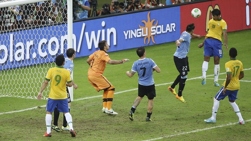 Brasil insistiu (e errou) demais no cruzamento para a área