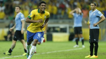 Tensão, sorte e Paulinho. Bastou para o Brasil vencer
