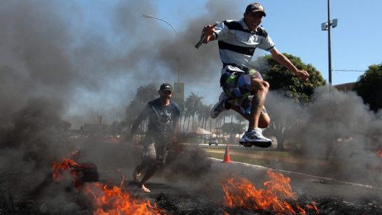 O olhar de fora: protestos e galeria defasada