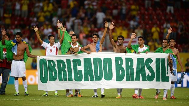 Taitianos ap&oacute;s a derrota para o Uruguai: eles n&atilde;o esperavam tanto apoio do povo brasileiro