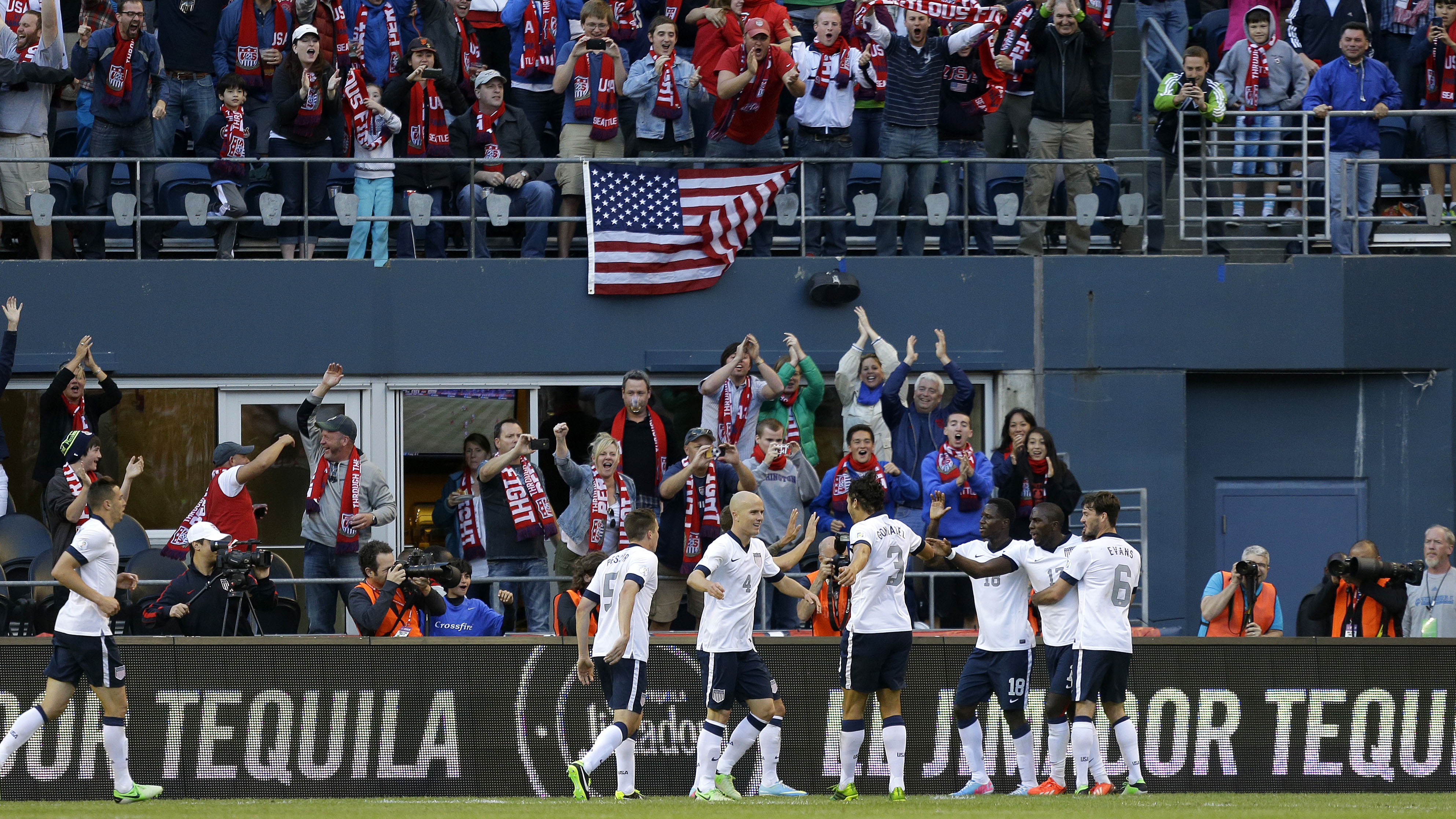 Jozy Altidore comemora com os companheiros o primeiro gol (AP Photo/Ted S. Warren)