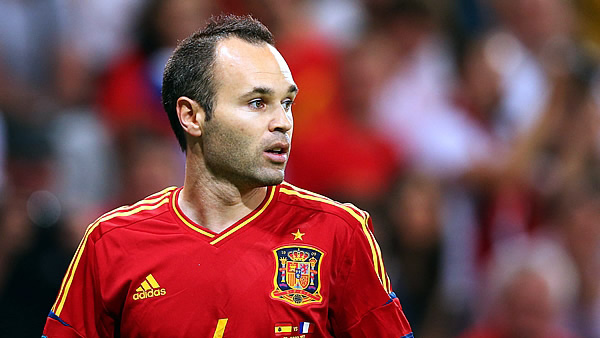 Iniesta defende estilo da Espanha e diz que n&atilde;o &eacute; her&oacute;i