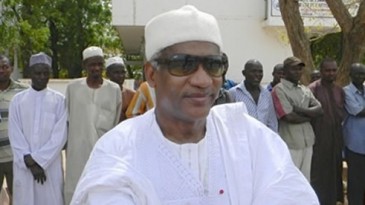 Ah, se a moda pega: No dia em que ganha reeleição, cartola é preso