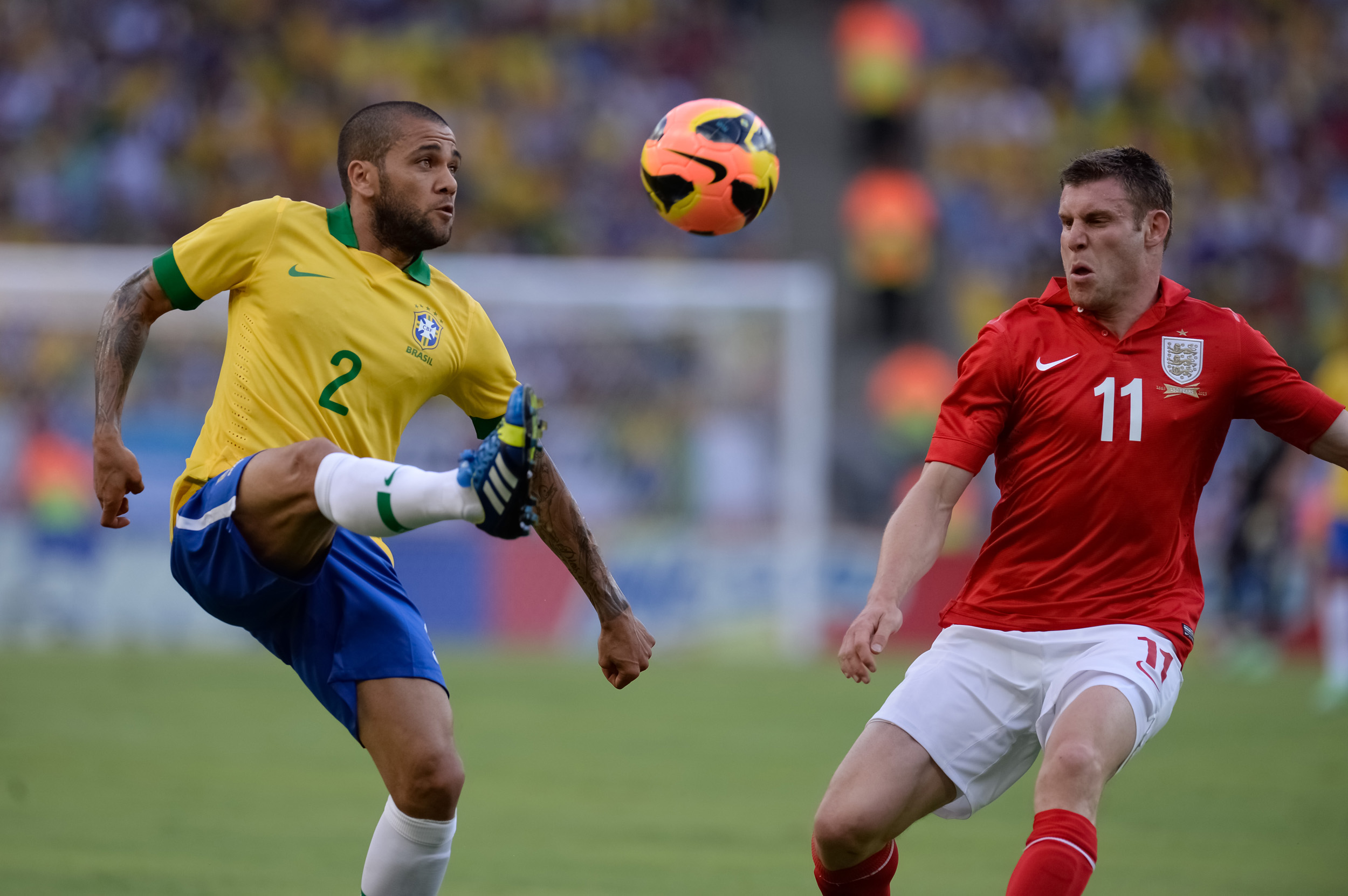 Daniel Alves: o jogador que mais vezes tocou na bola e tamb&eacute;m quem fez mais passes