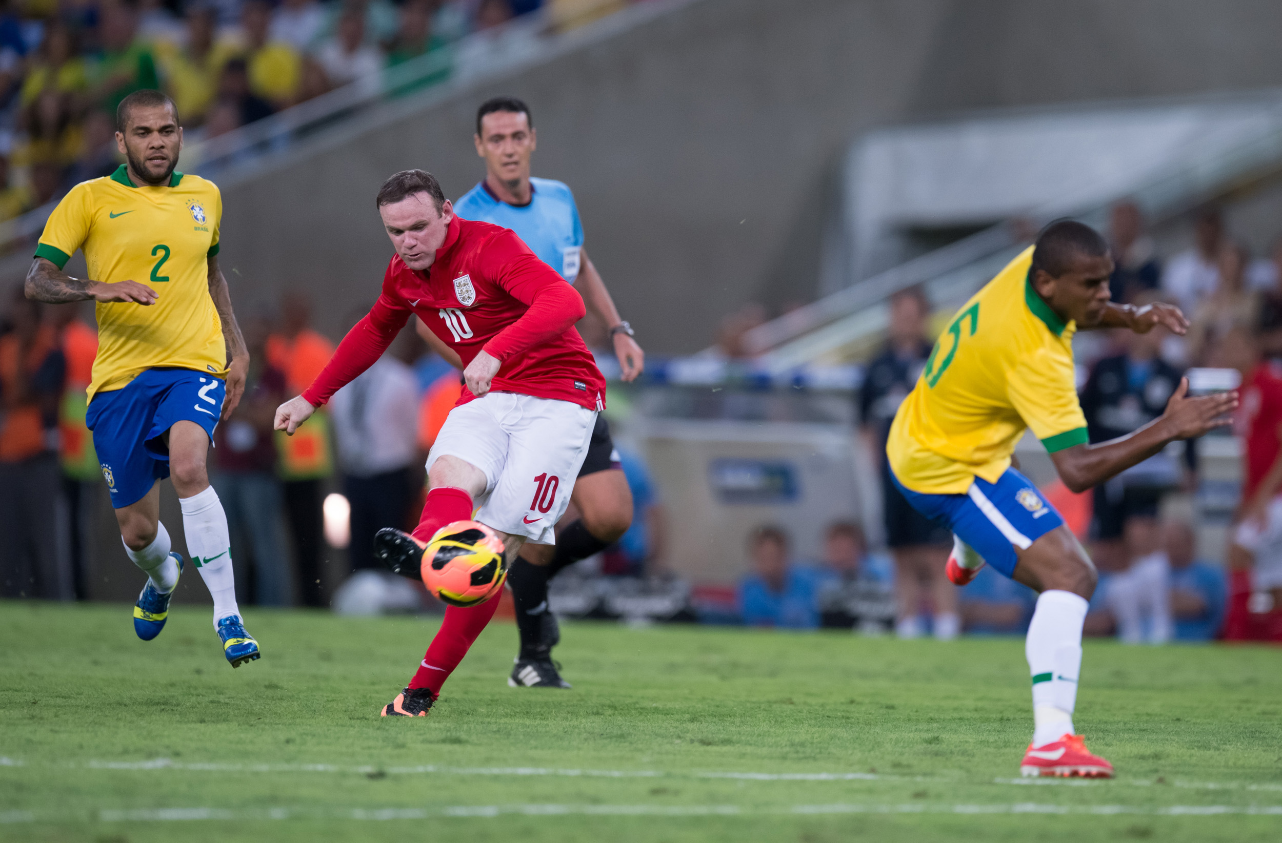 Rooney vence &ocirc;nibus brasileiro para marcar pela Inglaterra em comercial