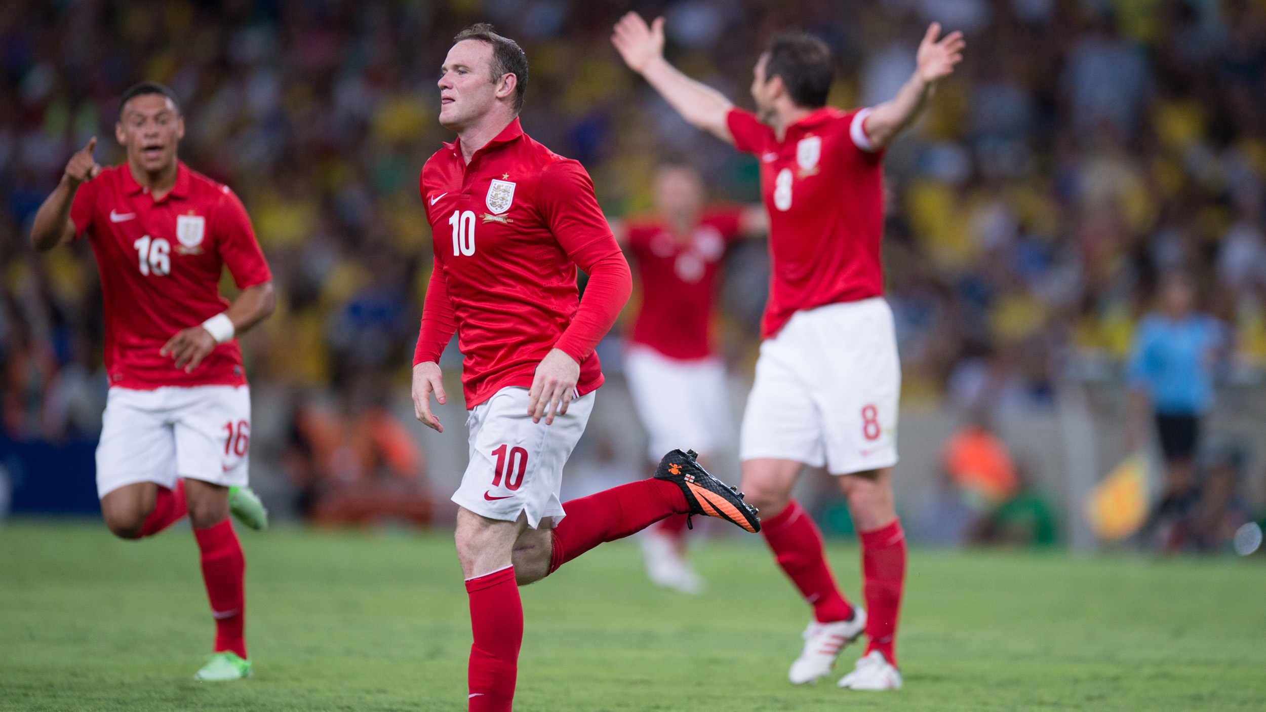 Hart e Rooney brilham e Chamberlain pede passagem na Inglaterra